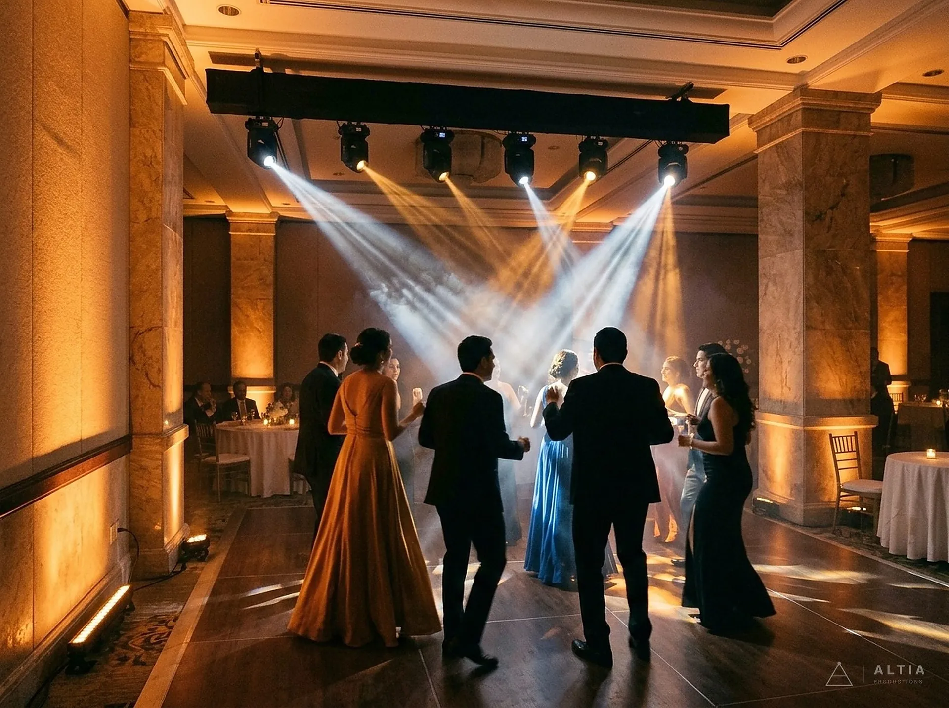 Luces de cabeza móvil sobre una estructura y luz ambiental ámbar en una fiesta en un salón